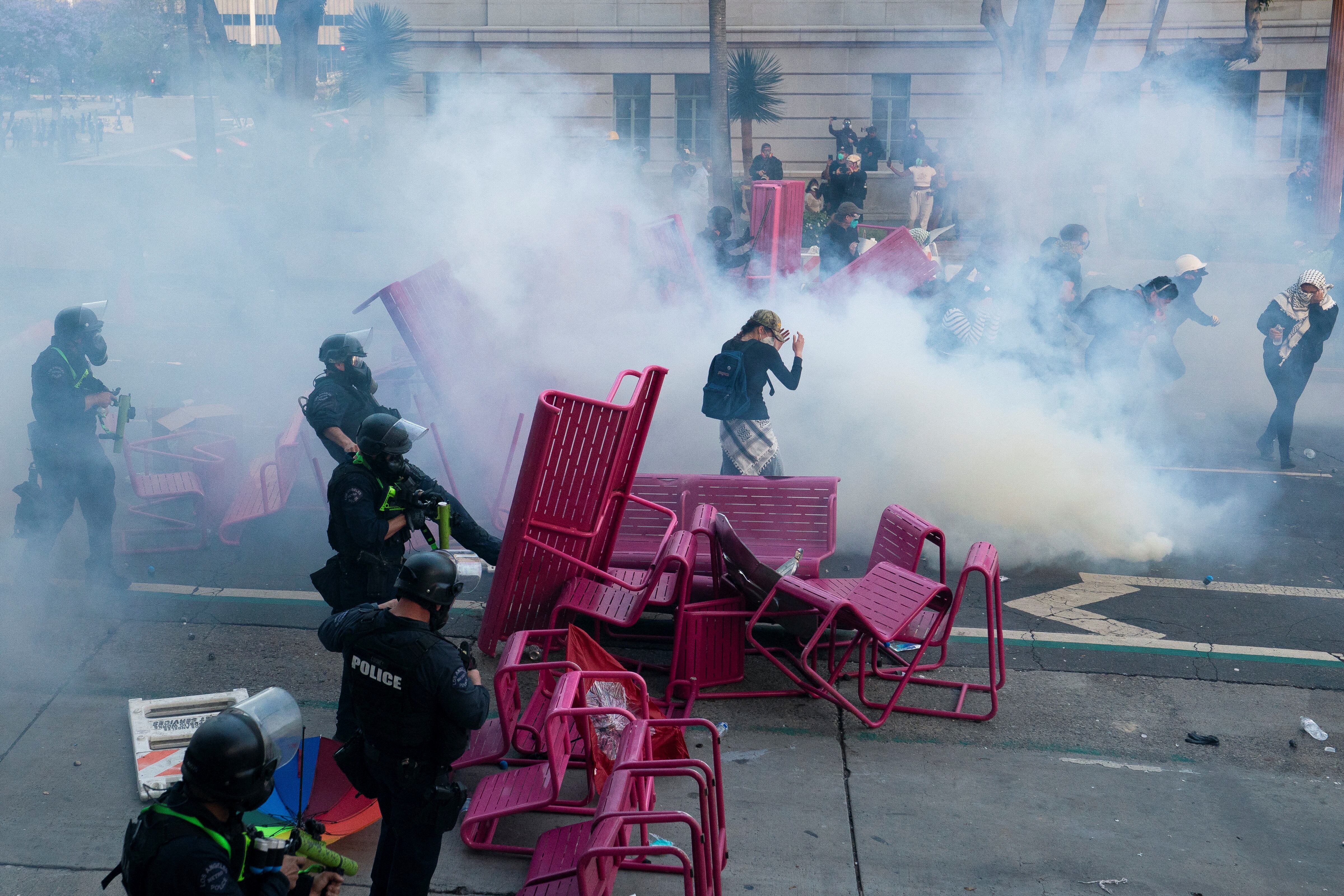 Manifestantes se enfrentan con agentes durante la tercera jornada de protestas por las redadas migratorias (REUTERS/David Ryder)