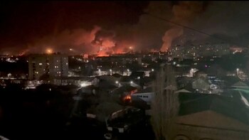 Columnas de humo se elevan