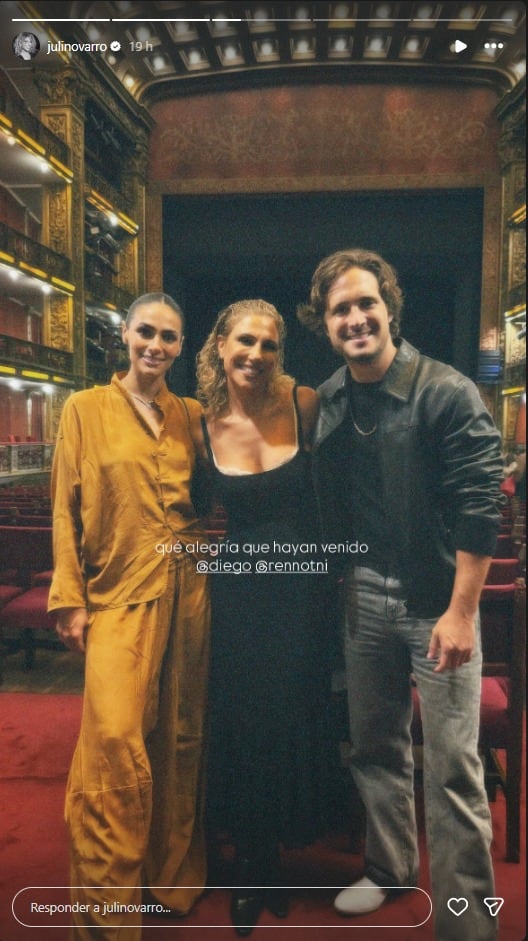 El actor mexicano, su pareja y Julieta Novarro en el teatro
