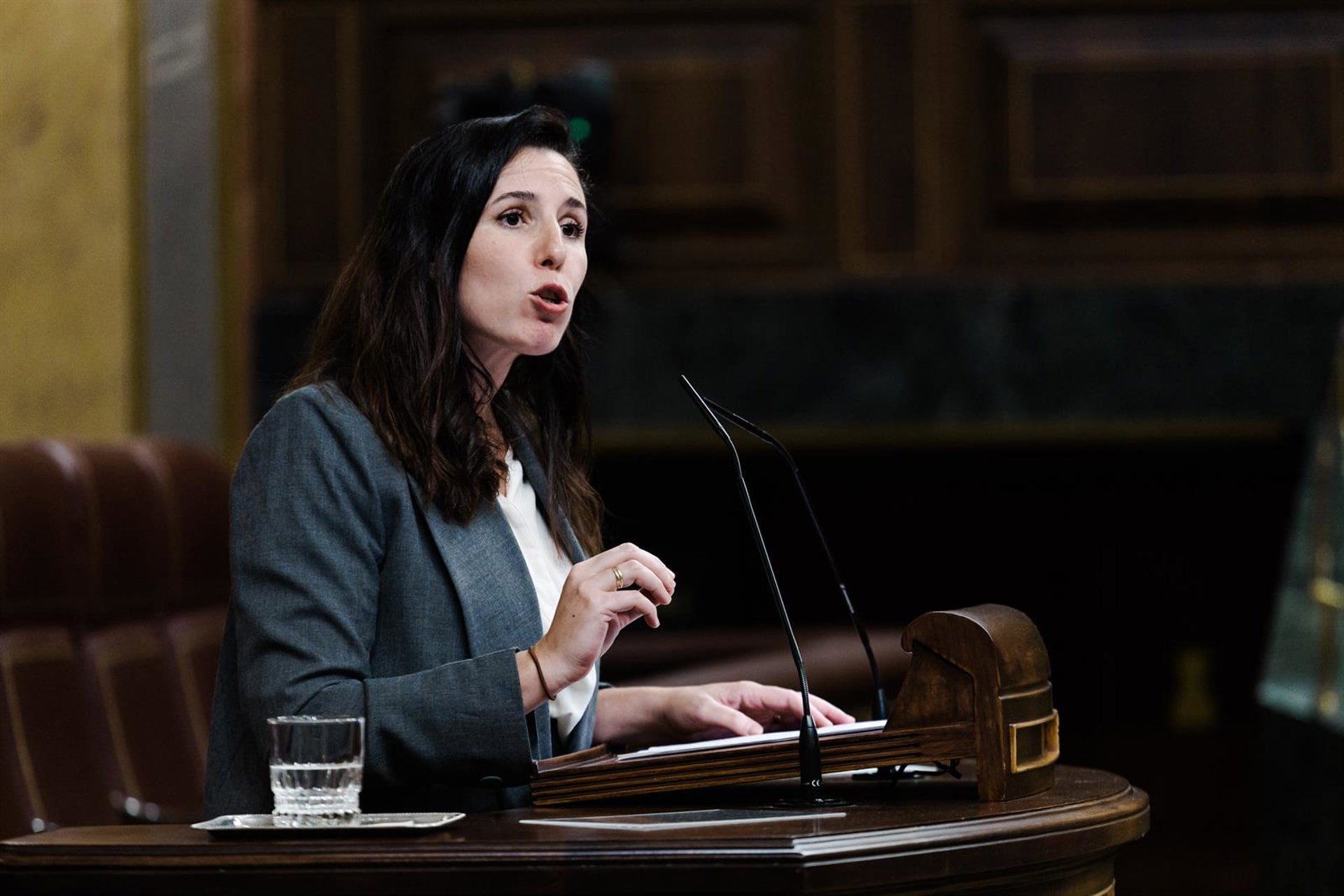 14/10/2025 La diputada de Vox Rocío de Meer, interviene durante una sesión plenaria, en el Congreso de los Diputados, a 14 de octubre de 2025, en Madrid (España). El BNG propone en el Congreso reducir la jornada laboral máxima legal en España de 40 a 35 horas semanales sin pérdida salarial, reforzando además el control sobre las horas extra y el registro horario. La propuesta se debate tras el reciente rechazo de una reducción previa a 37,5 horas en la cámara baja propuesta por el ministerio de trabajo.POLITICA Carlos Luján - Europa Press