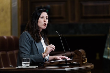 14/10/2025 La diputada de Vox Rocío de Meer, interviene durante una sesión plenaria, en el Congreso de los Diputados, a 14 de octubre de 2025, en Madrid (España). El BNG propone en el Congreso reducir la jornada laboral máxima legal en España de 40 a 35 horas semanales sin pérdida salarial, reforzando además el control sobre las horas extra y el registro horario. La propuesta se debate tras el reciente rechazo de una reducción previa a 37,5 horas en la cámara baja propuesta por el ministerio de trabajo.
POLITICA
Carlos Luján - Europa Press
