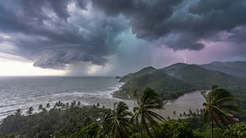 Huracán Genevieve baja a categoría 4, propiciando lluvias fuertes al occidente de México, mientras onda tropical 21 impacta el sur