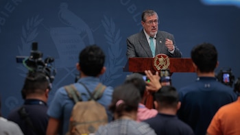 El presidente de Guatemala Bernardo Arévalo cuestionó el sondeo que lo ubicó último en un ranking regional