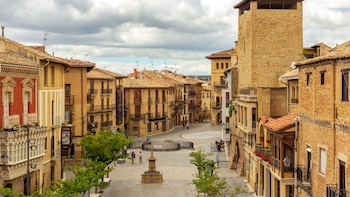 Olite, Navarra (Adobe Stock).