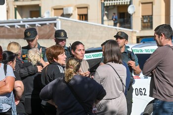 Varias personas congregadas cerca de