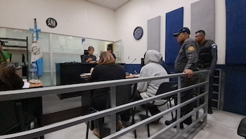La audiencia estuvo marcada por intentos de Camilo Calvo Leiva de abandonar la sala y por la intervención de custodios para devolverlo a su lugar.
