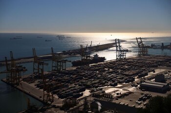 Contenedores en el puerto de