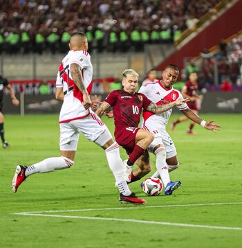 Soteldo intentando ingresar a área