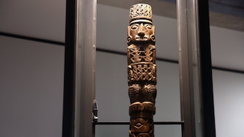 Pieza de madera que representa