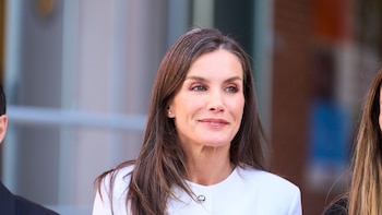 La reina Letizia conquista con su look blanco ‘low cost’: chaqueta reciclada de firma española y zapatos Mary Jane