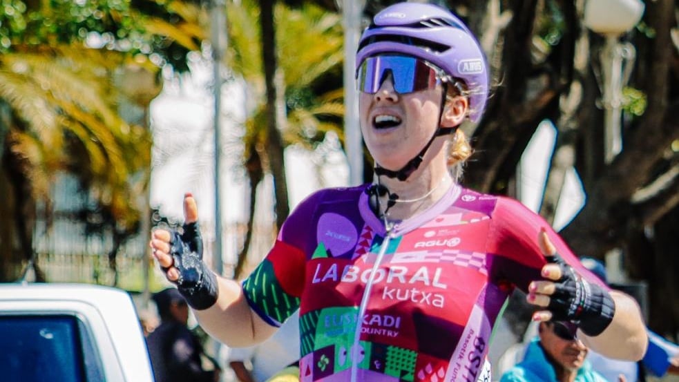 Marjolein van 't Geloof, ciclista holandesa, conquistó los 75,8 kilómetros del recorrido de Usulután, demostrando su superioridad en la competición. Foto cortesía Secretaría de Prensa