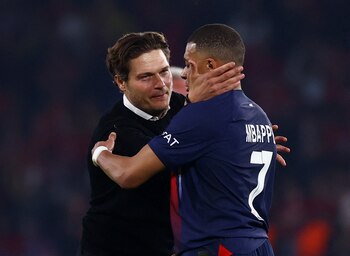 Terzic consuela a Mbappé (REUTERS/Kai