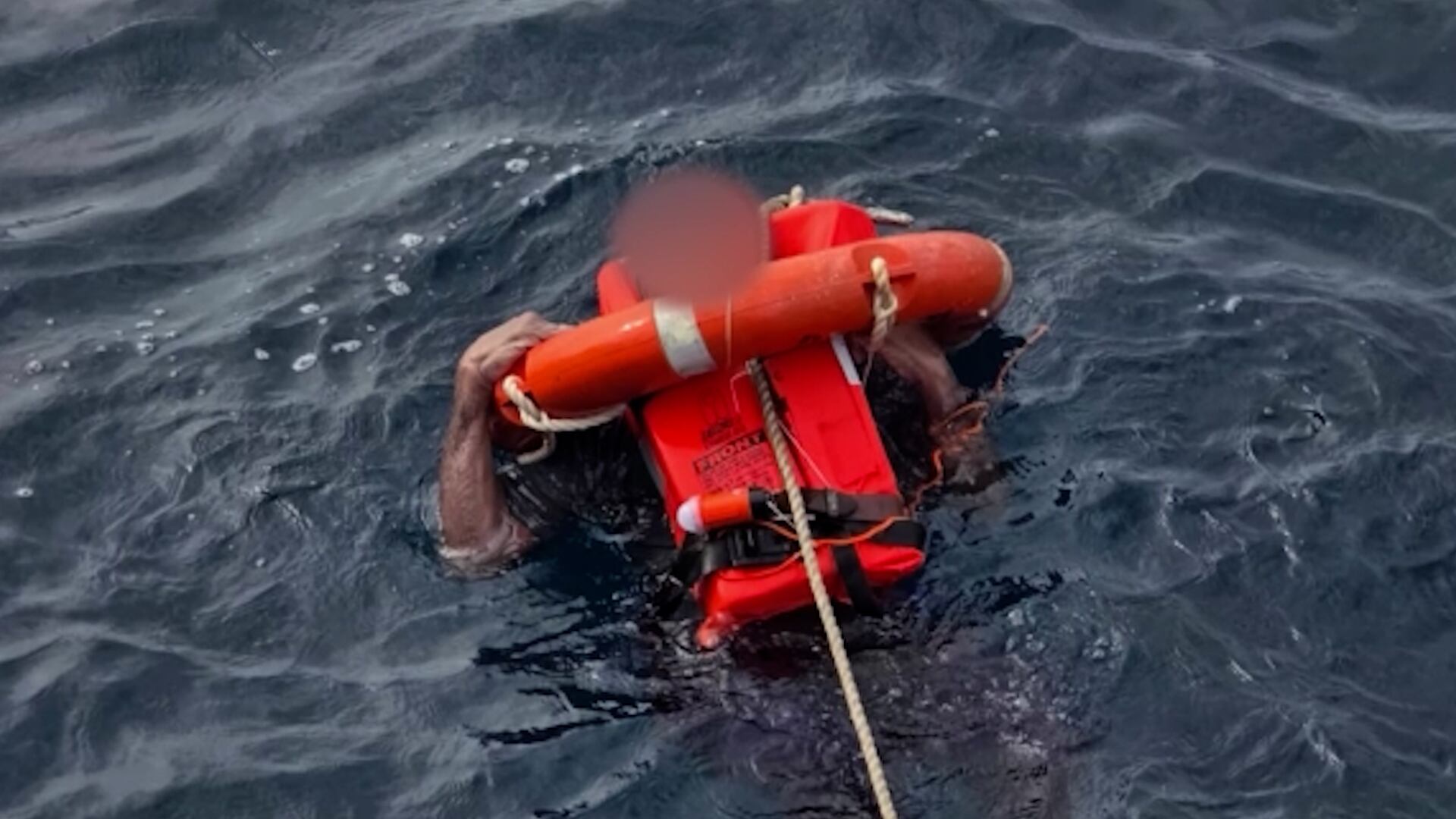 Imágenes estremecedoras de un rescate tras ataque a buque liberiano