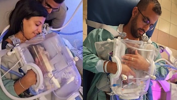 Composición de dos fotos con una mujer y un hombre que sostienen a un recién nacido dentro de una incubadora transparente sujetada a sus pechos