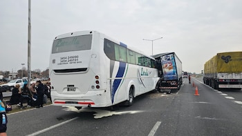 Brutal accidente en Campana: un micro con 26 pasajeros se estrelló contra un camión y dejó múltiples heridos