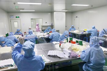 Trabajadores fabrican kits de prueba