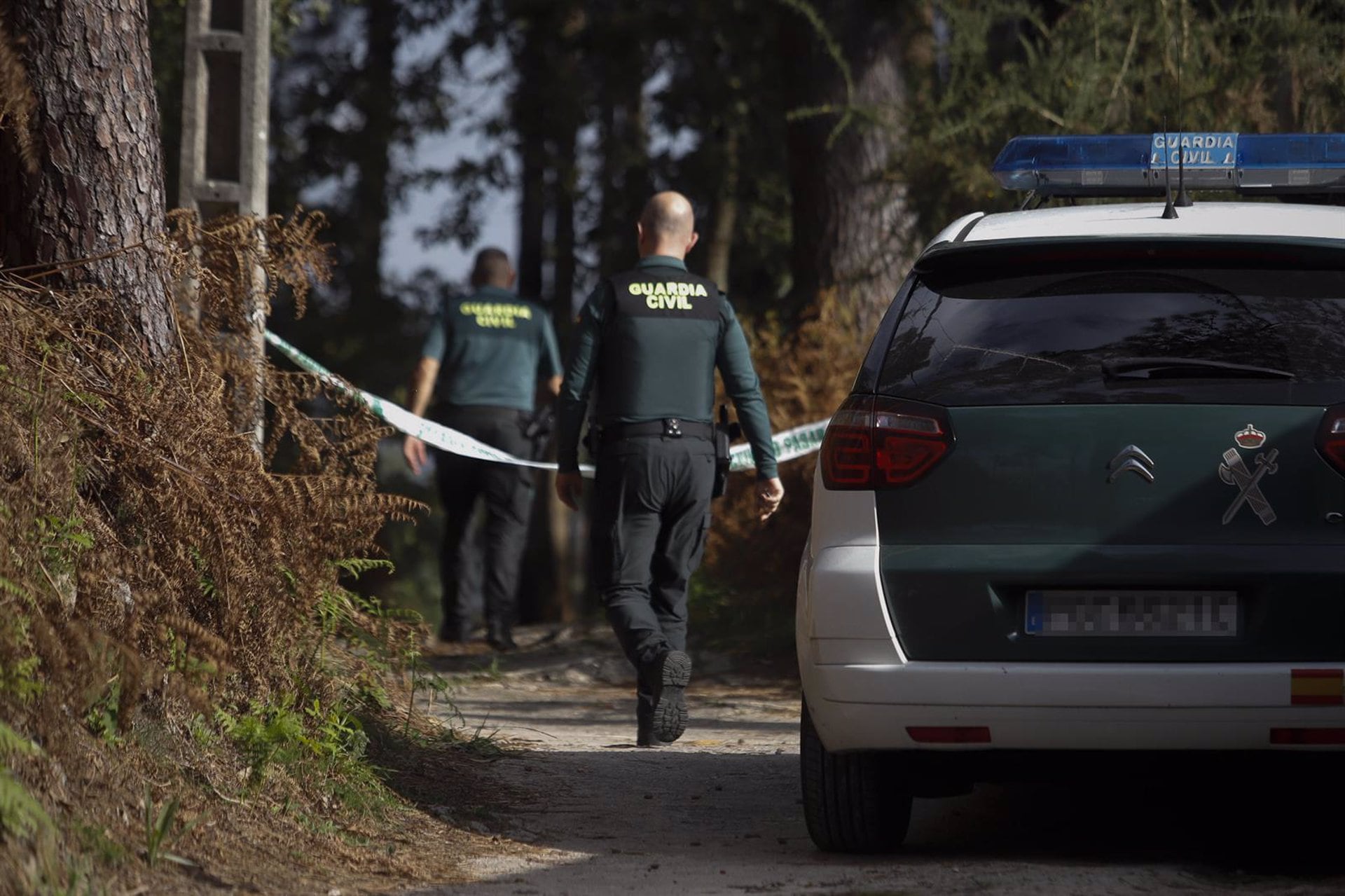 08/11/2024 Agentes de la Guardia Civil en el lugar de los hechos, a 8 de noviembre de 2024, en Baiona, Pontevedra, Galicia (España). La Guardia Civil investiga la muerte violenta de una mujer de 36 años de edad, cuyo cadáver ha sido localizado a primera hora de la mañana en una vivienda en Baiona (Pontevedra). El cuerpo presentaba golpes y signos de violencia, y si bien habrá que esperar a la autopsia para concretar la causa del fallecimiento, la investigación se centra en un posible homicidio por violencia de género. Por el momento, no se han producido detenciones en relación con este crimen, pero se está buscando a su expareja, a la que había denunciado por violencia de género y que tenía una orden de alejamiento.POLITICA PAVI - Europa Press