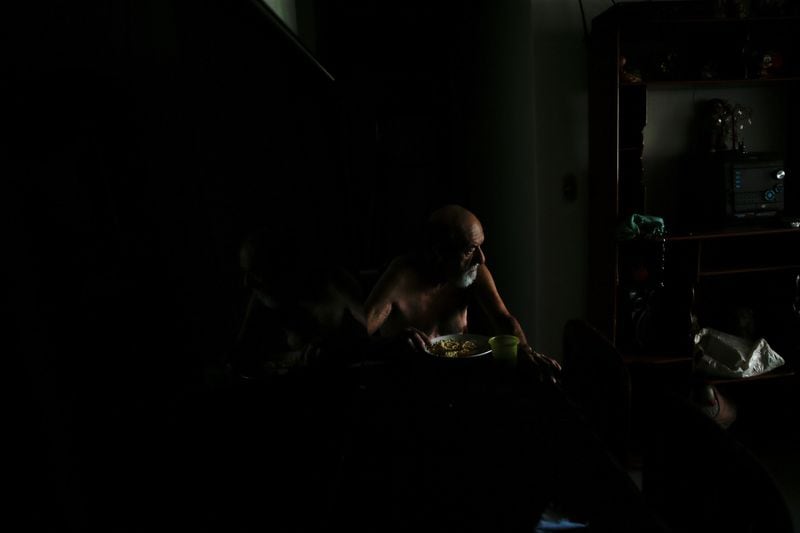 Un hombre almuerza en su casa sin electricidad durante un apagón que afectó a Caracas y otras regiones del país, en Caracas, Venezuela. 30 de agosto 2024. REUTERS/Leonardo Fernández Viloria - RC2CQ9AH1N7T