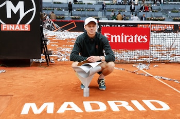 El italiano Jannik Sinner posa con el trofeo tras su victoria sobre el alemán Alexander Zverev en la final del Masters 1000 de Madrid (Crédito: EFE)