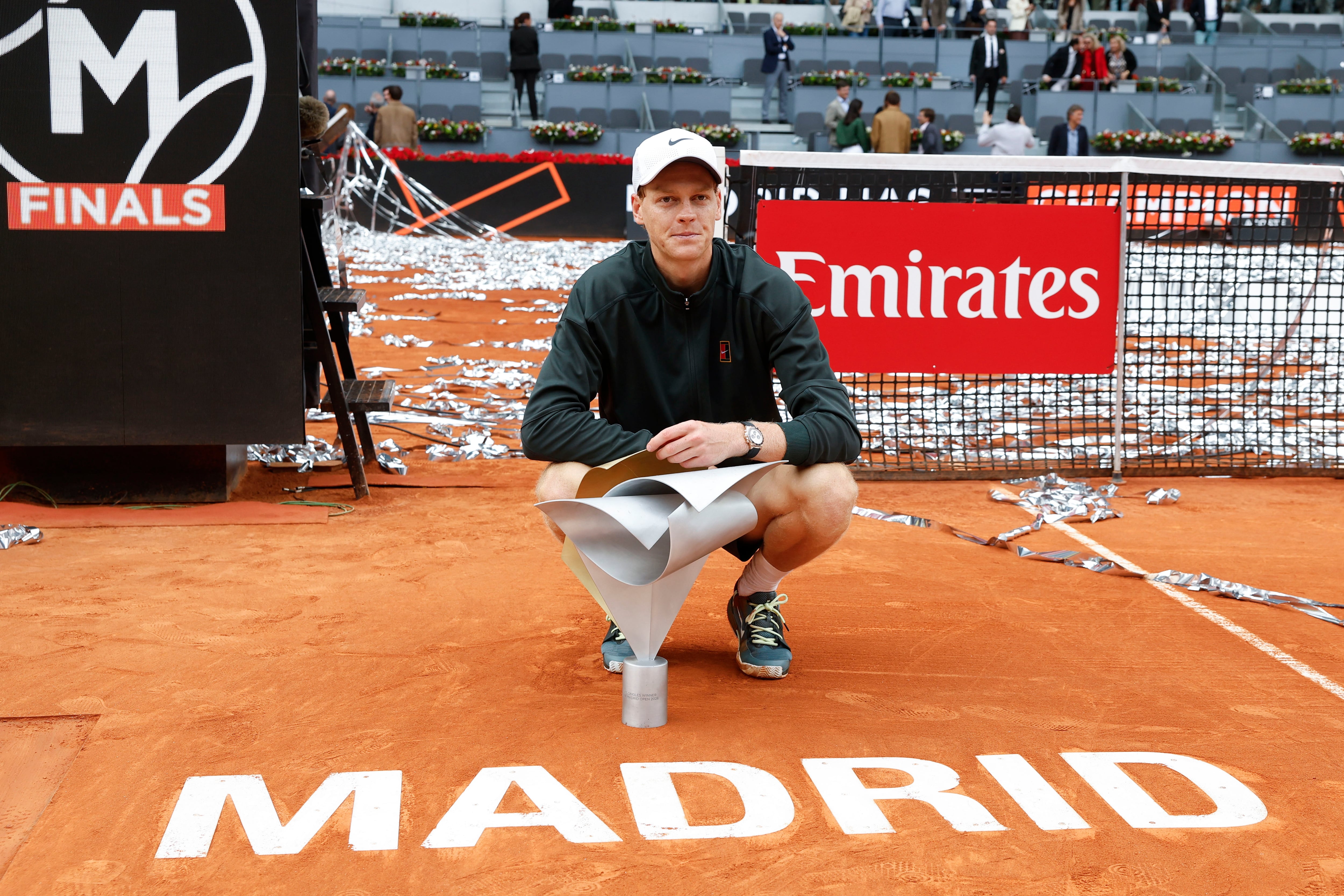 El italiano Jannik Sinner posa con el trofeo tras su victoria sobre el alemán Alexander Zverev en la final del Masters 1000 de Madrid (Crédito: EFE)