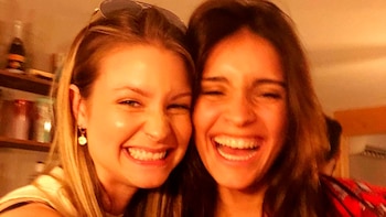 La sonrisa de las hermanas