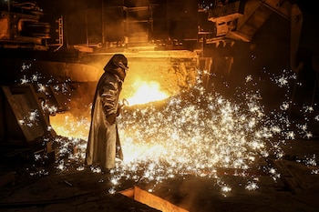 Un metalúrgico trabaja en un alto horno en la fábrica de acero Zaporizhstal en Zaporizhia, Ucrania, el 11 de noviembre de 2024. (Foto AP/Kateryna Klochko)