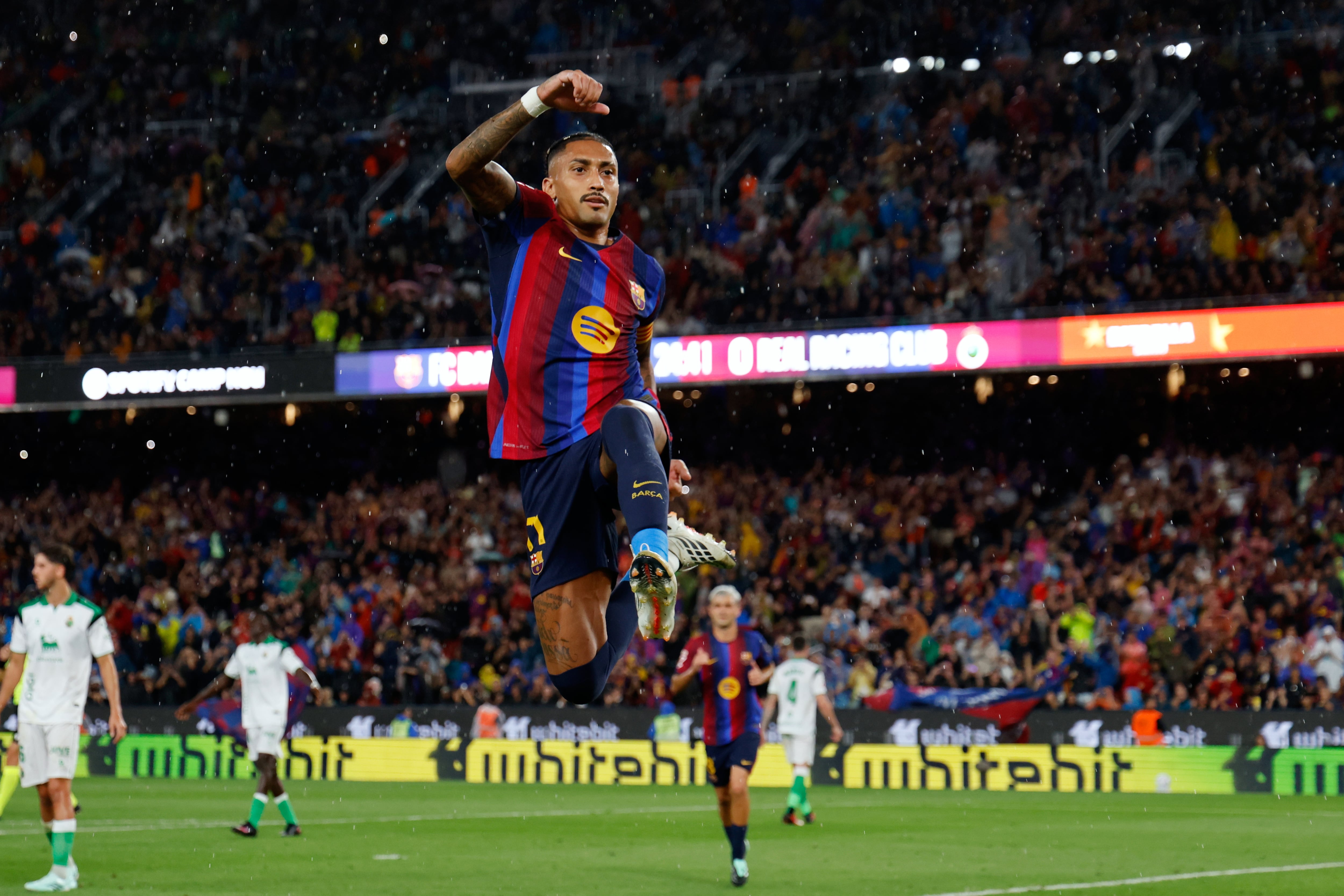 Raphinha celebra después de marcar el segundo gol del Barcelona desde el punto de penalti durante el partido de fútbol de La Liga española entre Barcelona y Racing de Santander, el miércoles 16 de septiembre de 2026, en Barcelona. (AP Foto/Joan Monfort)