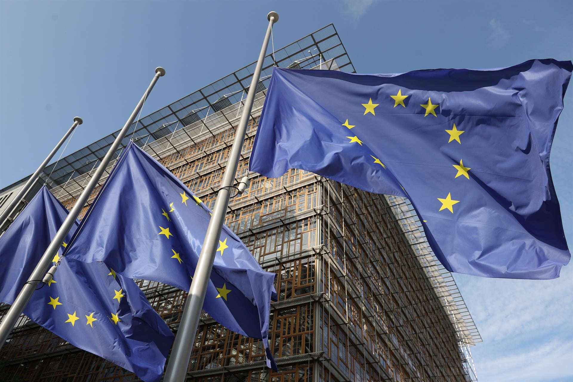 La UE acuerda conservar más permisos de emisión de CO2 para evitar fuertes subidas de precios a la industria