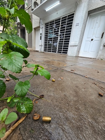 La puerta del local el