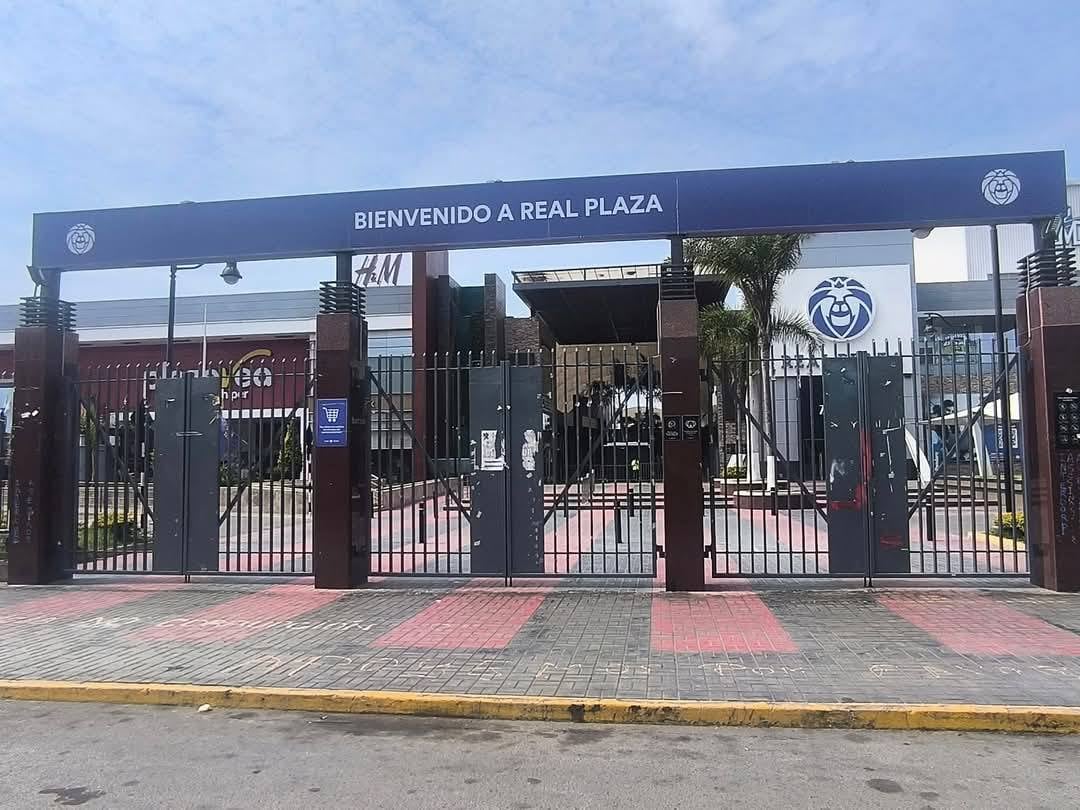 En las rejas de ingreso al Real Plaza de Trujillo ya no se observa el cartel de clausura que se colocó tras la tragedia del 21 de febrero.
