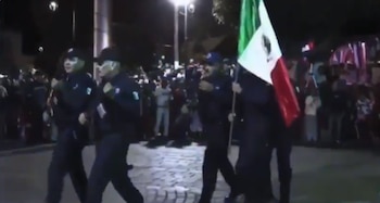 Un giro ejecutado de manera diferente por los elementos de la Policía Municipal provocó una inesperada escena durante la celebración patria. (Captura de pantalla)