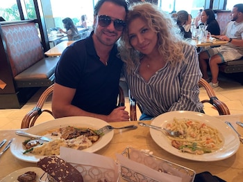 Zuárez y su actual pareja,