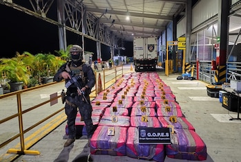A equipe policial de controle de drogas conta e pesa as drogas na delegacia de Golfito. Crédito: MSP