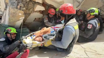 Una brigada de Estados Unidos en Venezuela realizó un impactante rescate de una madre y su bebé de 9 meses de los escombros