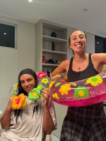 Dos integrantes del grupo de amigas posaron con flotadores de flores de colores. La decoración anticipaba los días de pileta que vendrían
