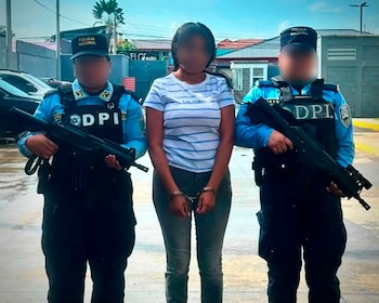El fraude se descubrió cuando la víctima habló con su familiar en Estados Unidos y confirmó que nunca envió computadoras ni escribió por WhatsApp.