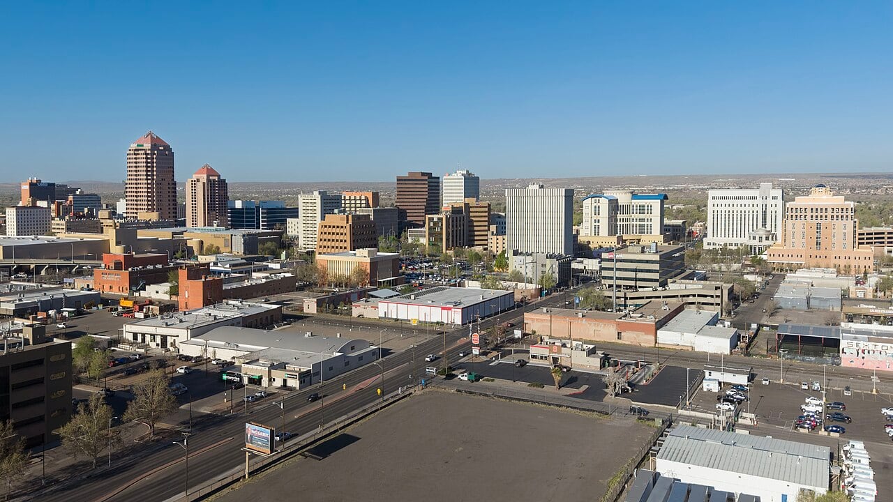 Albuquerque financia un programa de ingreso garantizado con impuestos municipales al cannabis y busca convertirlo en una política permanente (Wikipedia)