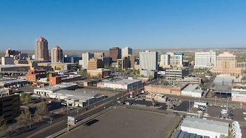 Albuquerque financia un programa de ingreso garantizado con impuestos municipales al cannabis y busca convertirlo en una política permanente (Wikipedia)