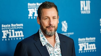 La razón por la que Adam Sandler llamó a la policía tras oficiar la boda de Taylor Swift y Travis Kelce