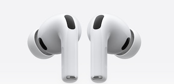 Par de auriculares AirPods Pro blancos de frente sobre un fondo claro. Se aprecian detalles de la rejilla superior y los sensores laterales