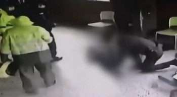 Una omisión en la protección de una persona capturada llevó al fallo judicial que implica una responsabilidad directa de estas instituciones en el deceso registrado en 2021 - crédito captura de pantalla cámara de seguridad Estación de Policía