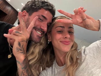 La pareja, en uno de los momentos más espontáneos del carrusel de 19 fotos