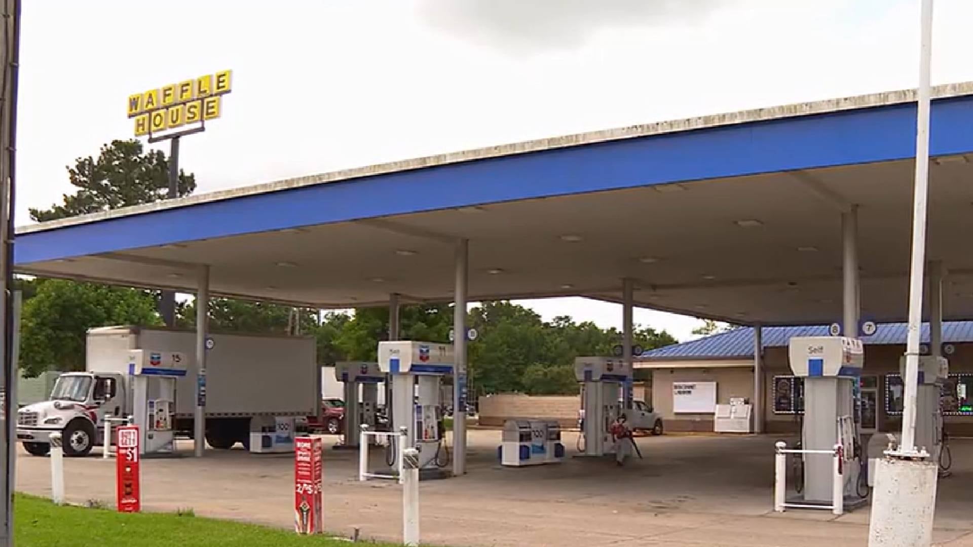 El jefe policial Edwin Bergeron Jr. afirmó que el tiroteo en Hammond no fue un acto de violencia al azar, sino un ataque dirigido contra una persona específica (FOX 8)
