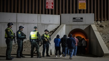 Detienen a 19 mexicanos que cruzaban por túneles de drenaje a San Diego, Estados Unidos: hay tres menores