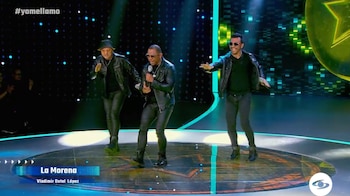 Sus pasos descrestaron en escena