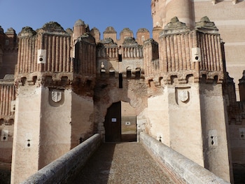 Un puente que da acceso al castillo de Coca de Segovia, España (Wikimedia Commons)