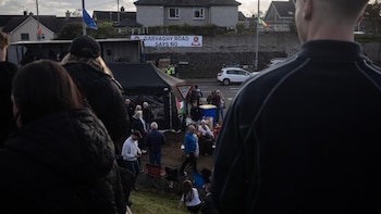 Miles de personas se manifiestan a favor y en contra de la marcha orangista en Portadown