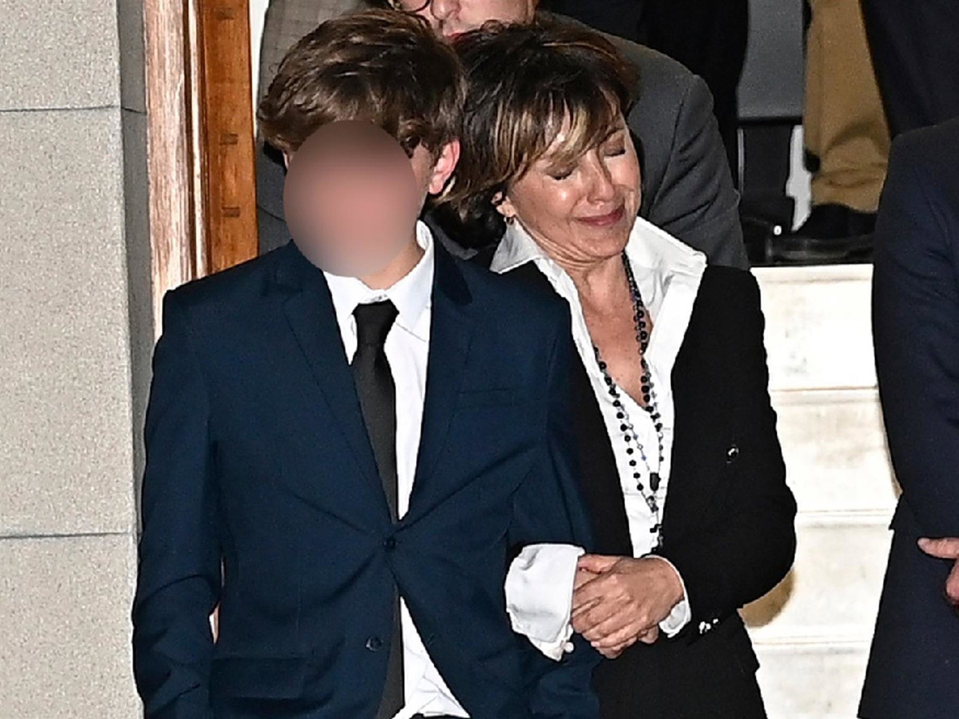 Escenas de dolor y desolación en el último adiós a Fernando Ónega. Sonsoles,  destrozada - Infobae