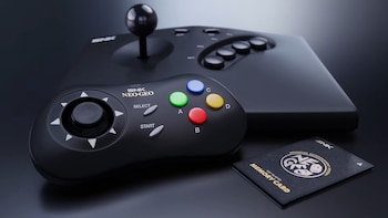 La Neo Geo AES+ incluye conectividad inalámbrica para mandos y el tradicional Arcade Stick con conector de 15 pines por cable.
