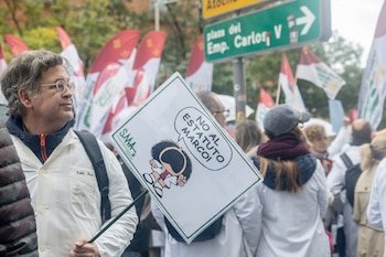 Manifestante con pancarta con lema